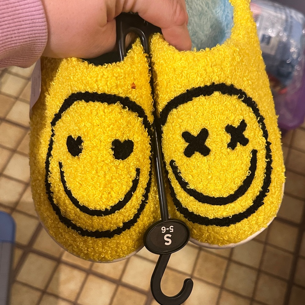 Cozy Yellow Smiley Face Womens Slippers - Picture 4 of 10